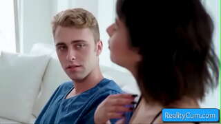 Sehen Sie dieses cutie teenager Brünette saugen riesigen Schwanz und bekommen Ihre Möse gefingert tief