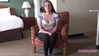 Майка с големи цици гадно и трахается с две момчета на слушане