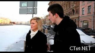 Могутній хлопець трахає гарячу солодку дівчину