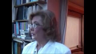 Xhamster.com 2662724 бабуся з проколотою кискою розодягається і грається з іграшками