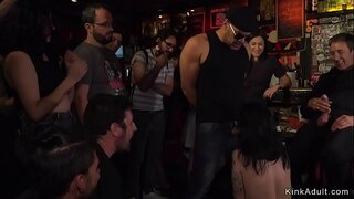 Європейська брюнетка-рабиня в барі змушена лизати та смоктати член