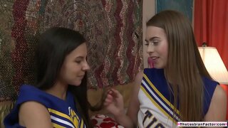 Teen cheersquad te mau melo o te whakamātautau mitimiti ia vetahi teen topanga