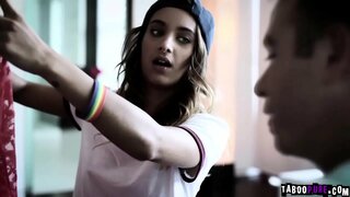 ���ాద్ లోకి వాకింగ్ కుటుంబం హౌస్ లో ప్రస్తుతం చేతి Hearing him enter