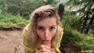 Cute girl takes it deep in her mouth കീഴിൽ മഴ - Eva Elfie