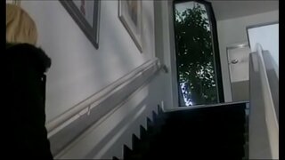 Дуже сексуальна і спокуслива блондинка з великими &#039;буферами&#039; Бриттні Скай змусила парня, який приймав душ, відпердолити її