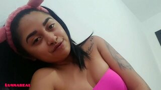 Хуліганка-дівчина в своїй кімнаті з великим збудженням