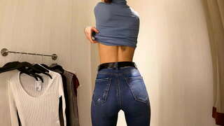 WOW! Calda ragazza con tette piccole medicazione t-shirt e camicie in pubblico spogliatoio 4K 60Fps