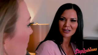 Мачуха показує дочці, як займатися лесбійським сексом