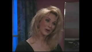 Красива блондинка смокче член та отримує його в рожеву кицьку на чорному дивані